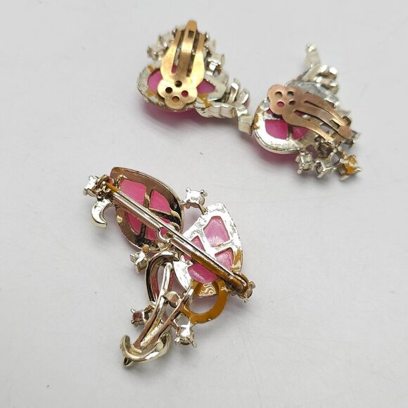 Vintage Gold Tone Pink Molded Lucite Blue Rhinestone Brooch Earrings Set - Picture 5 of 7